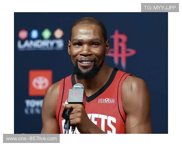 詹姆斯杜兰特赛前拥抱,湖火大战传承与竞争并存 詹姆斯杜兰特赛前拥抱,湖火大战传承与竞争并存