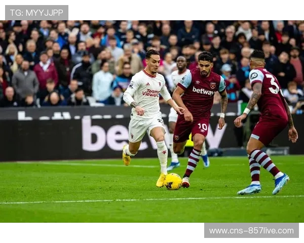 曼联对阵西汉姆联场边视角：教练传中手势指令频繁